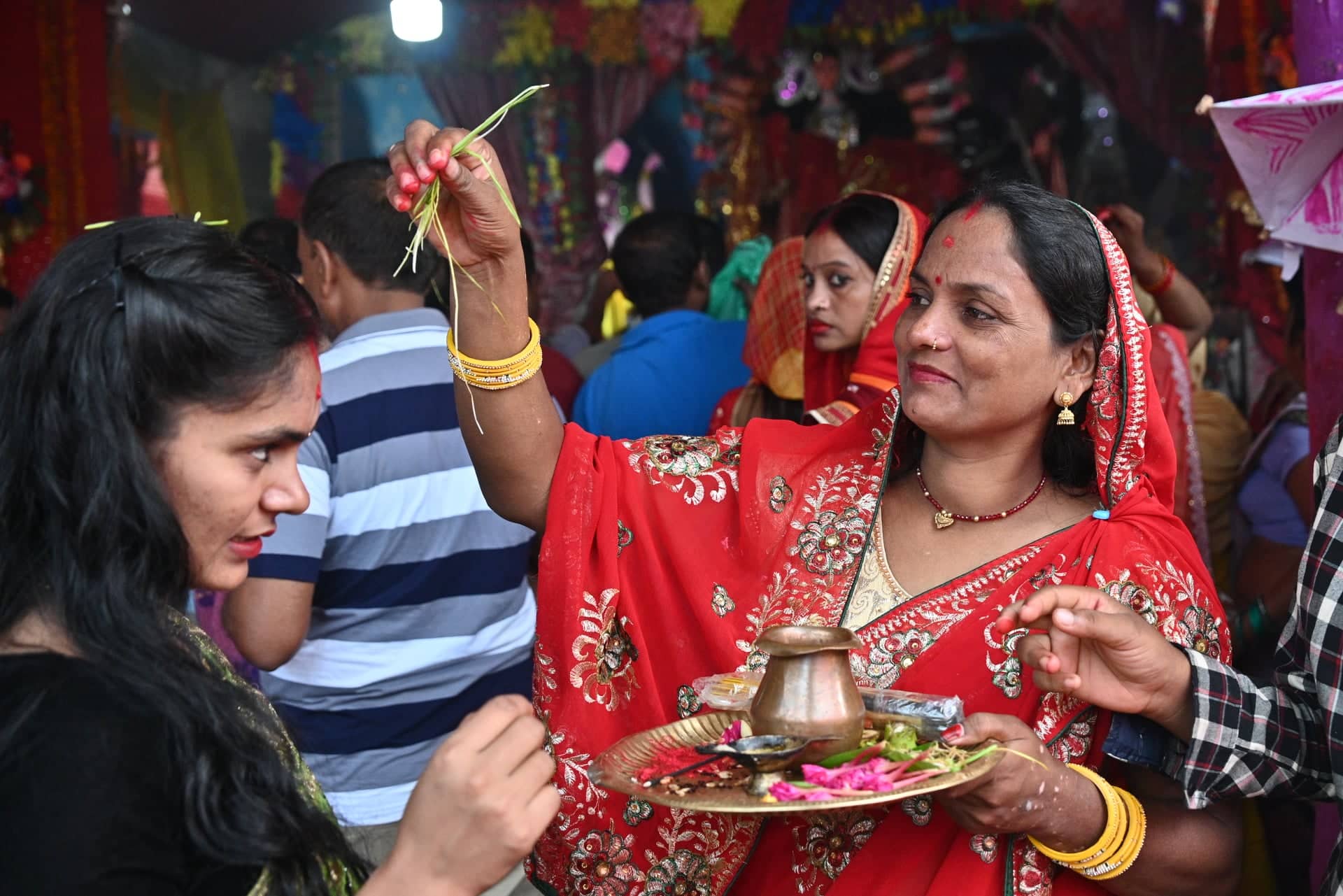 मधेसमा बिहानैदेखि टीका जमरा लगाइँदै (तस्वीरहरू)
